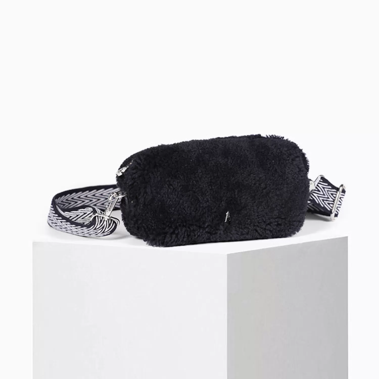 pochette_nuage_laine_noir_3.webp Shop Craie Studio Pochette Nuage Laine Noir