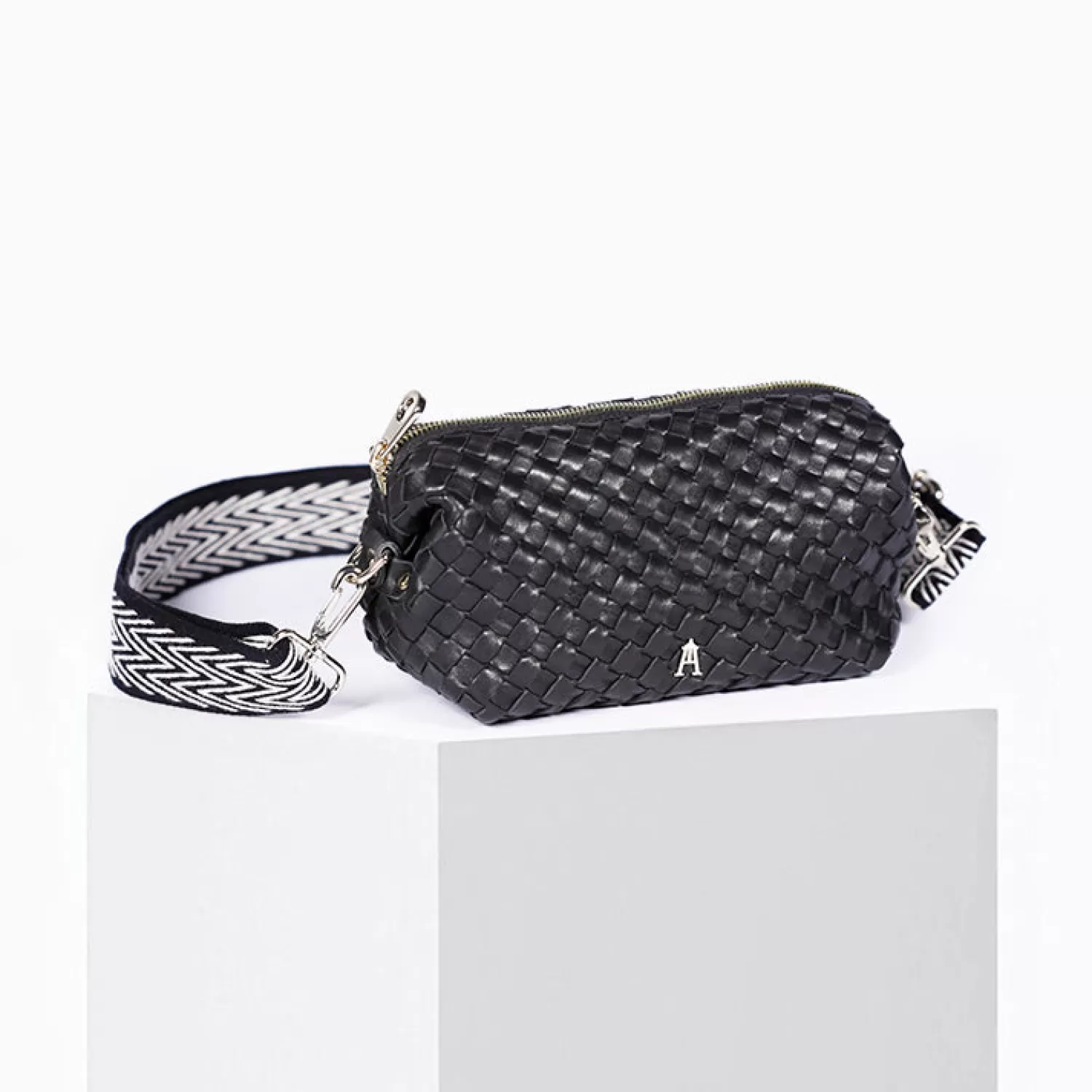 pochette_nuage_tress_noir_2.webp Store Craie Studio Pochette Nuage Tressé Noir