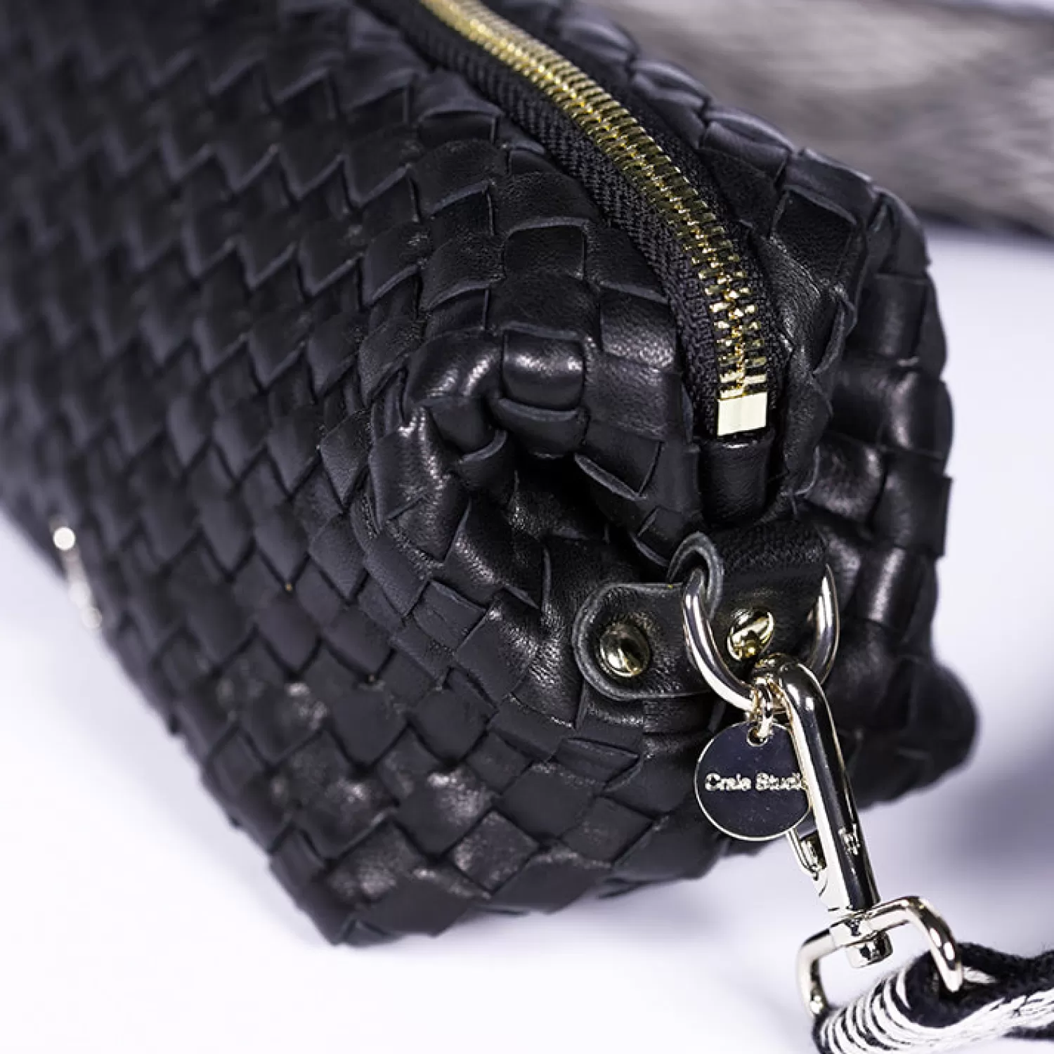 pochette_nuage_tress_noir_3.webp Store Craie Studio Pochette Nuage Tressé Noir