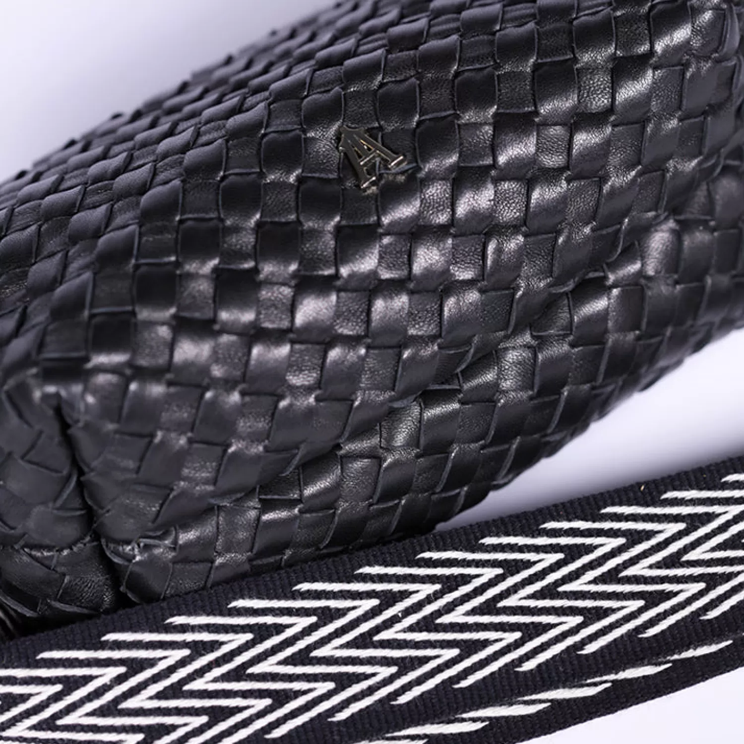 pochette_nuage_tress_noir_4.webp Store Craie Studio Pochette Nuage Tressé Noir